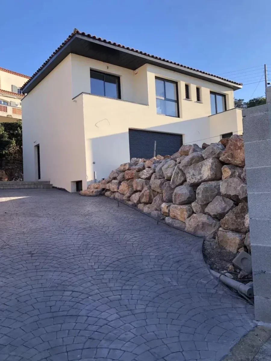 Faites construire votre maison à étage avec debords de toiture et vue panoramique à Sete dans l'Hérault