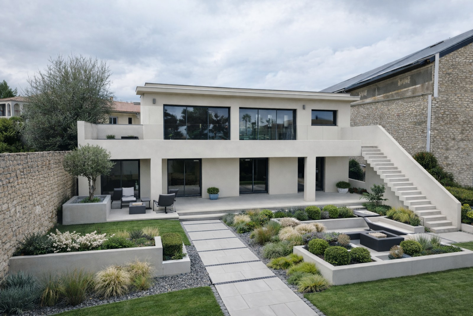 Construction d’un gros œuvre d’une maison moderne avec ses casquettes béton sur la commune de Meze, avec la vue sur l’étang de Thau dans l’Hérault