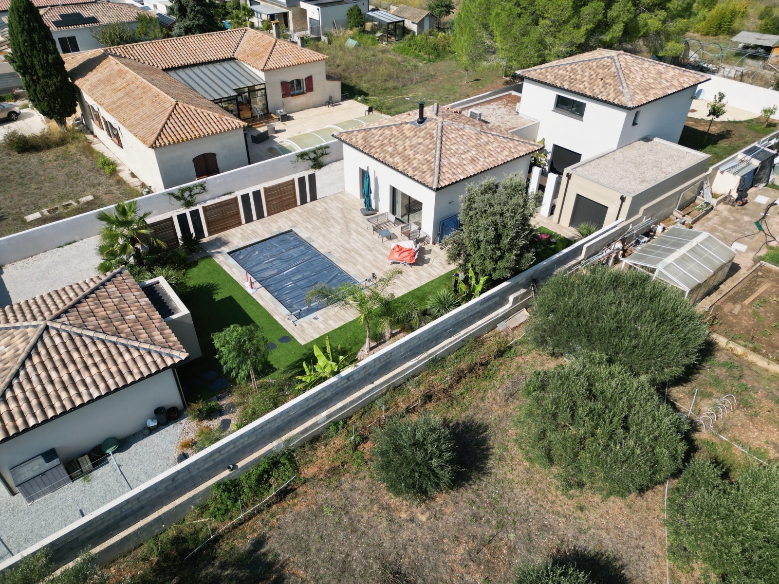 Construction Maison, clé en main de type villa contemporaine avec piscine et terrasse, mélange de Toiture, terrasse et Toiture quatre pentes à Balaruc les bains dans l’Hérault