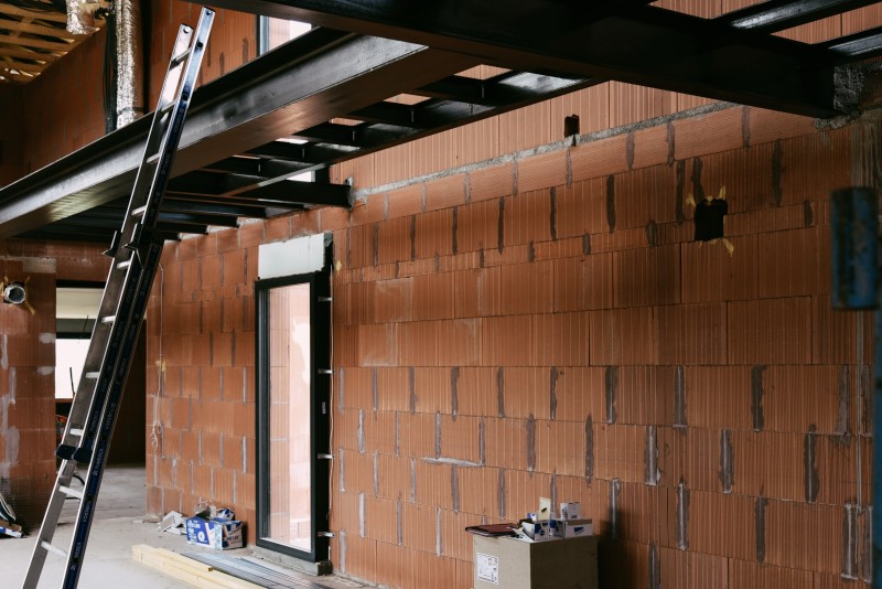 construction d’une maison avec passerelle métallique et bois à Balaruc le Vieux