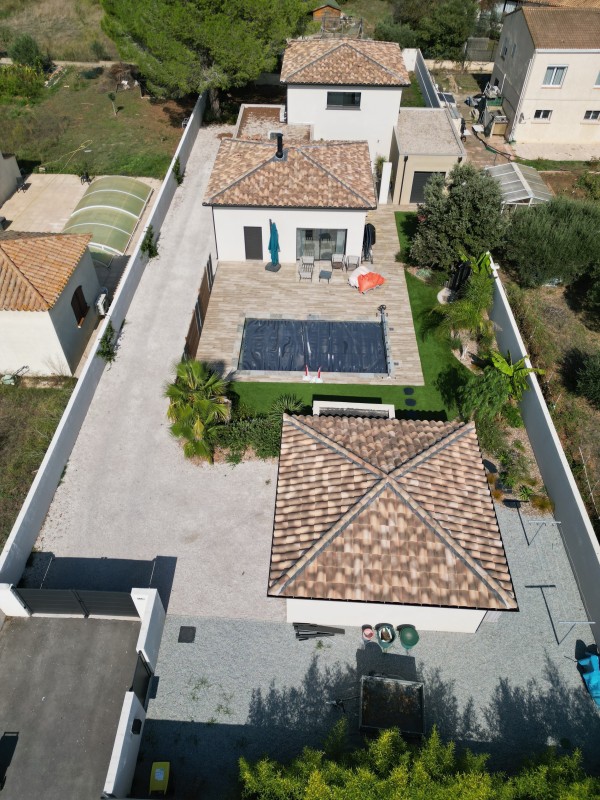 Construction Maison, clé en main de type villa contemporaine avec piscine et terrasse, mélange de Toiture, terrasse et Toiture quatre pentes à Balaruc les bains dans l’Hérault