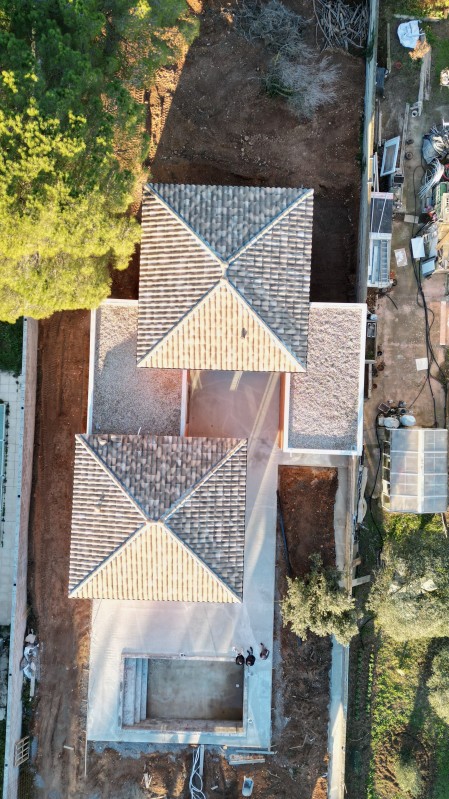 Construction Maison, clé en main de type villa contemporaine avec piscine et terrasse, mélange de Toiture, terrasse et Toiture quatre pentes à Balaruc les bains dans l’Hérault