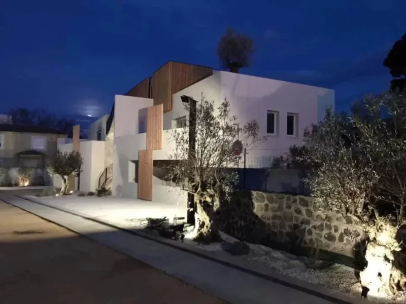 Votre villa contemporaine avec bardage bois et piscine à débordement à Sète