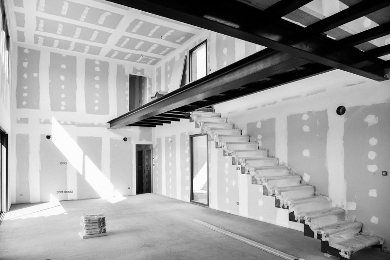 construction d’une maison avec passerelle métallique et bois à Balaruc le Vieux