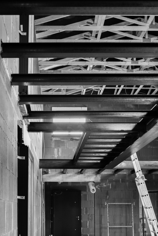 construction d’une maison avec passerelle métallique et bois à Balaruc le Vieux