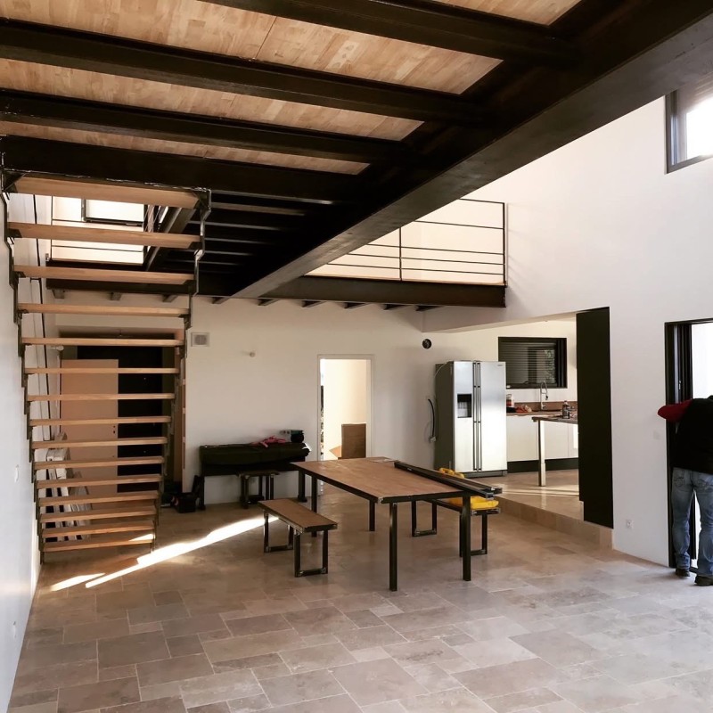 construction d’une maison avec passerelle métallique et bois à Balaruc le Vieux