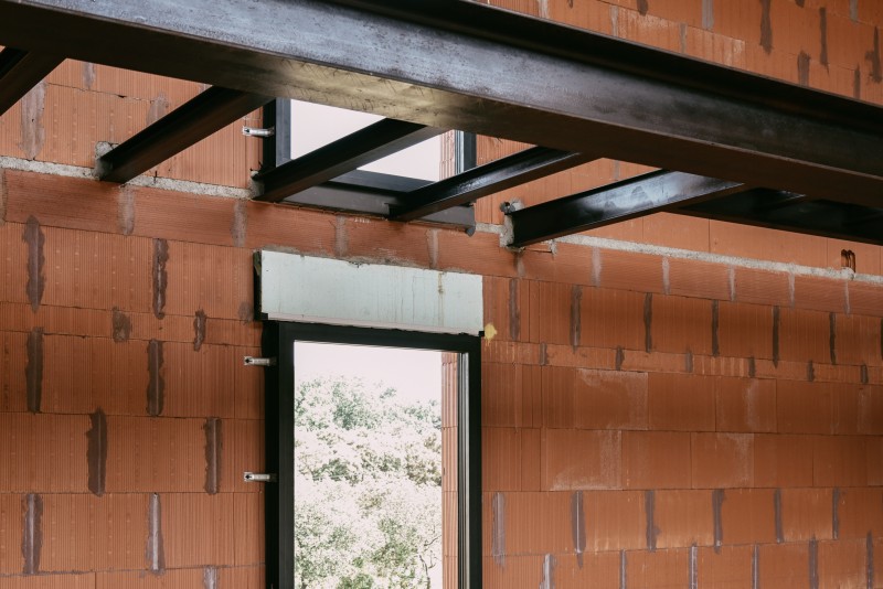 construction d’une maison avec passerelle métallique et bois à Balaruc le Vieux