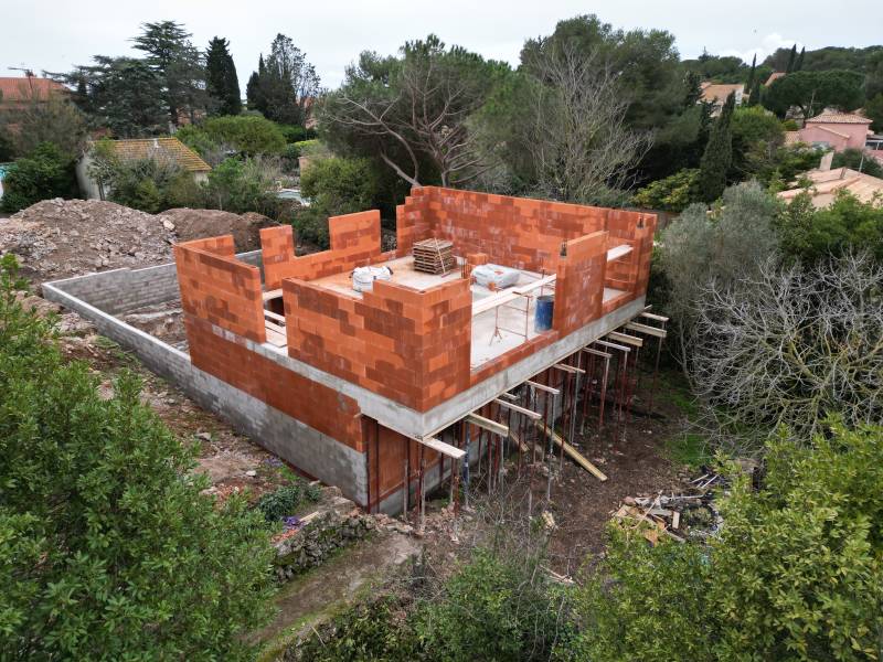 construction villa contemporaine avec porte à béton