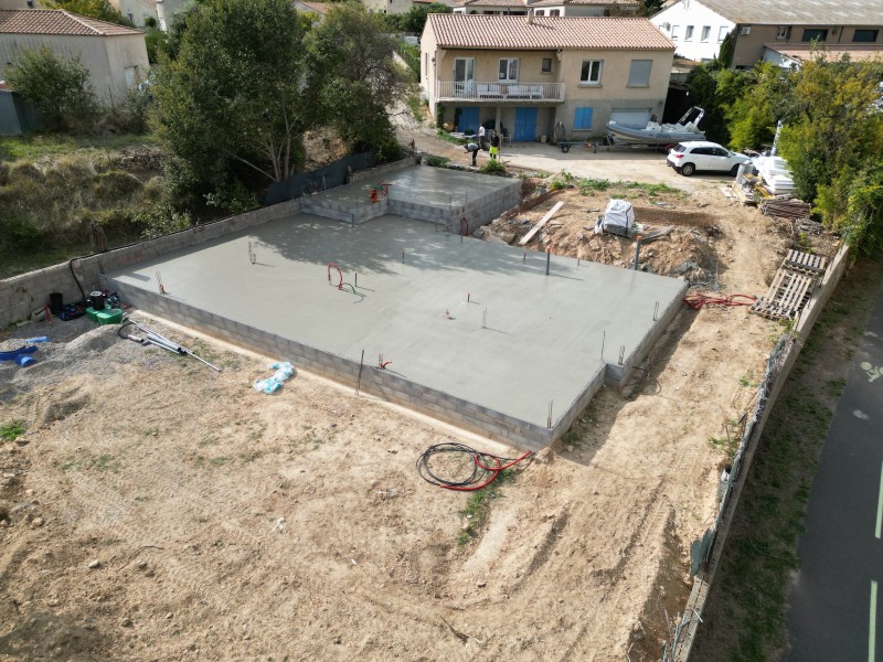 Construction d’un gros œuvre d’une maison moderne avec ses casquettes béton sur la commune de Meze, avec la vue sur l’étang de Thau dans l’Hérault
