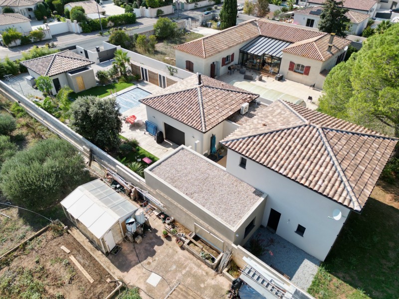 Construction Maison, clé en main de type villa contemporaine avec piscine et terrasse, mélange de Toiture, terrasse et Toiture quatre pentes à Balaruc les bains dans l’Hérault