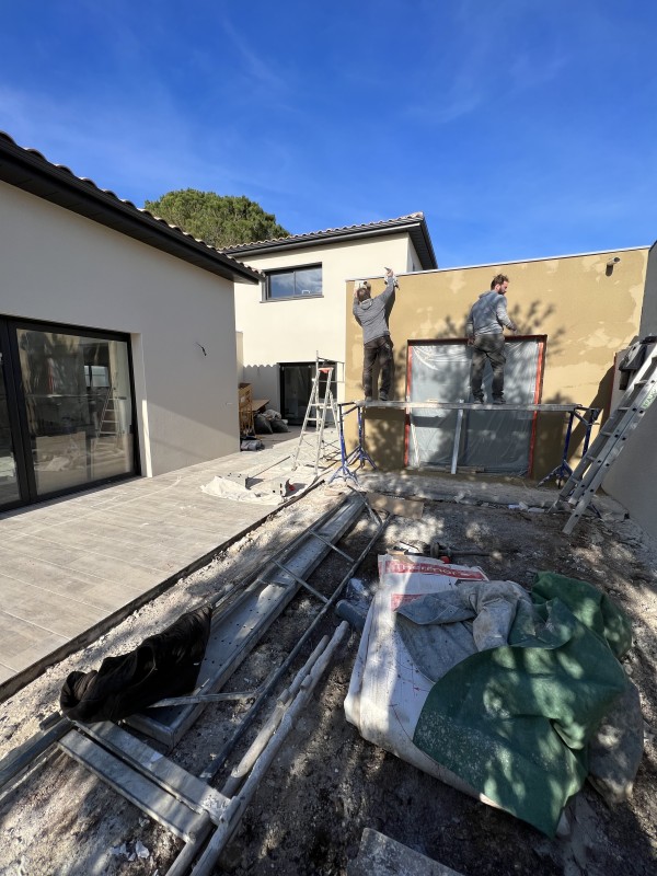 Construction Maison, clé en main de type villa contemporaine avec piscine et terrasse, mélange de Toiture, terrasse et Toiture quatre pentes à Balaruc les bains dans l’Hérault