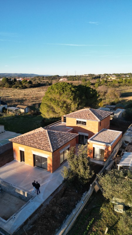 Construction Maison, clé en main de type villa contemporaine avec piscine et terrasse, mélange de Toiture, terrasse et Toiture quatre pentes à Balaruc les bains dans l’Hérault