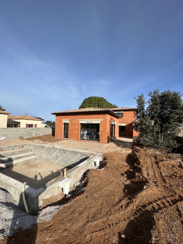 Construction Maison, clé en main de type villa contemporaine avec piscine et terrasse, mélange de Toiture, terrasse et Toiture quatre pentes à Balaruc les bains dans l’Hérault