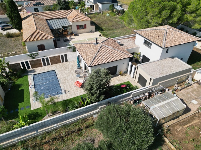 Construction Maison, clé en main de type villa contemporaine avec piscine et terrasse, mélange de Toiture, terrasse et Toiture quatre pentes à Balaruc les bains dans l’Hérault