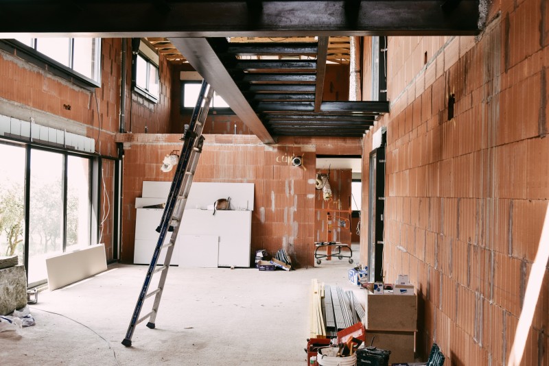 construction d’une maison avec passerelle métallique et bois à Balaruc le Vieux