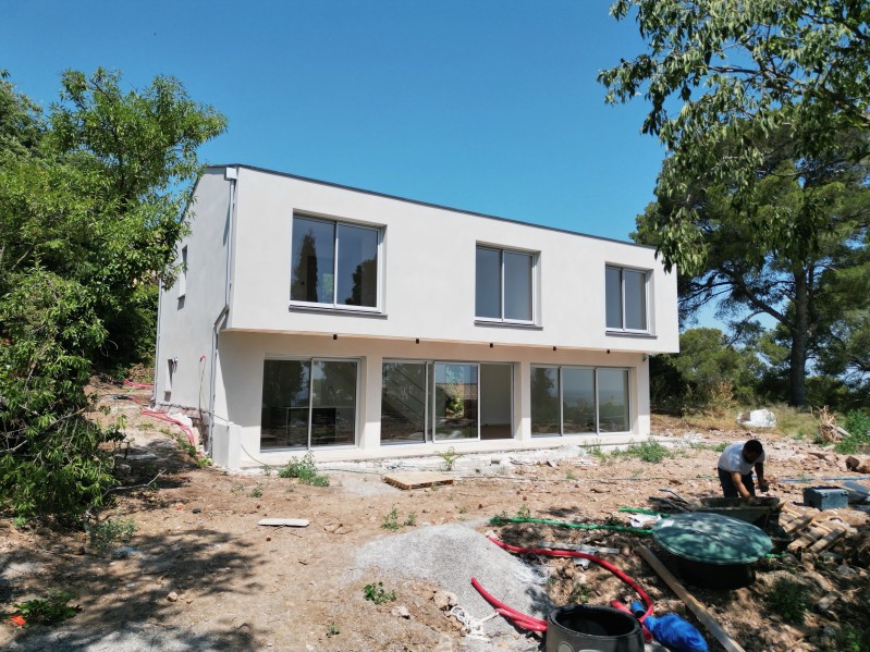 Construction d’une villa contemporaine ouverte sur l’extérieur sur le mont saint-clair de Sete dans l'Hérault